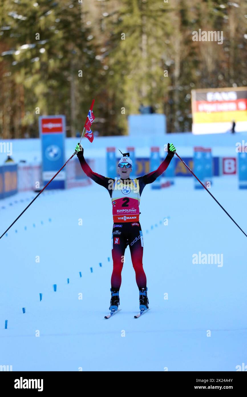 Mit der norwegischen Flagge in der Hand bejubelt Marte Olsbu Roeiseland (Norwegen / Norway) ihren Sieg beim  beim IBU Biathlon Weltcup Pursuit 10 km F Stock Photo