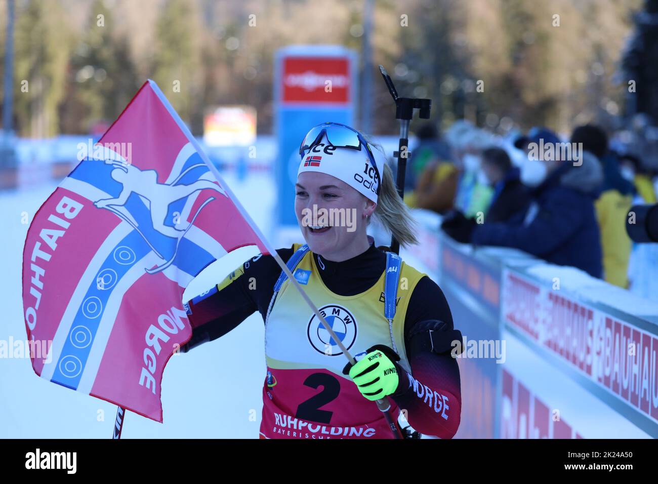 Mit der norwegischen Flagge in der Hand bejubelt Marte Olsbu Roeiseland (Norwegen / Norway) ihren Sieg beim  beim IBU Biathlon Weltcup Pursuit 10 km F Stock Photo