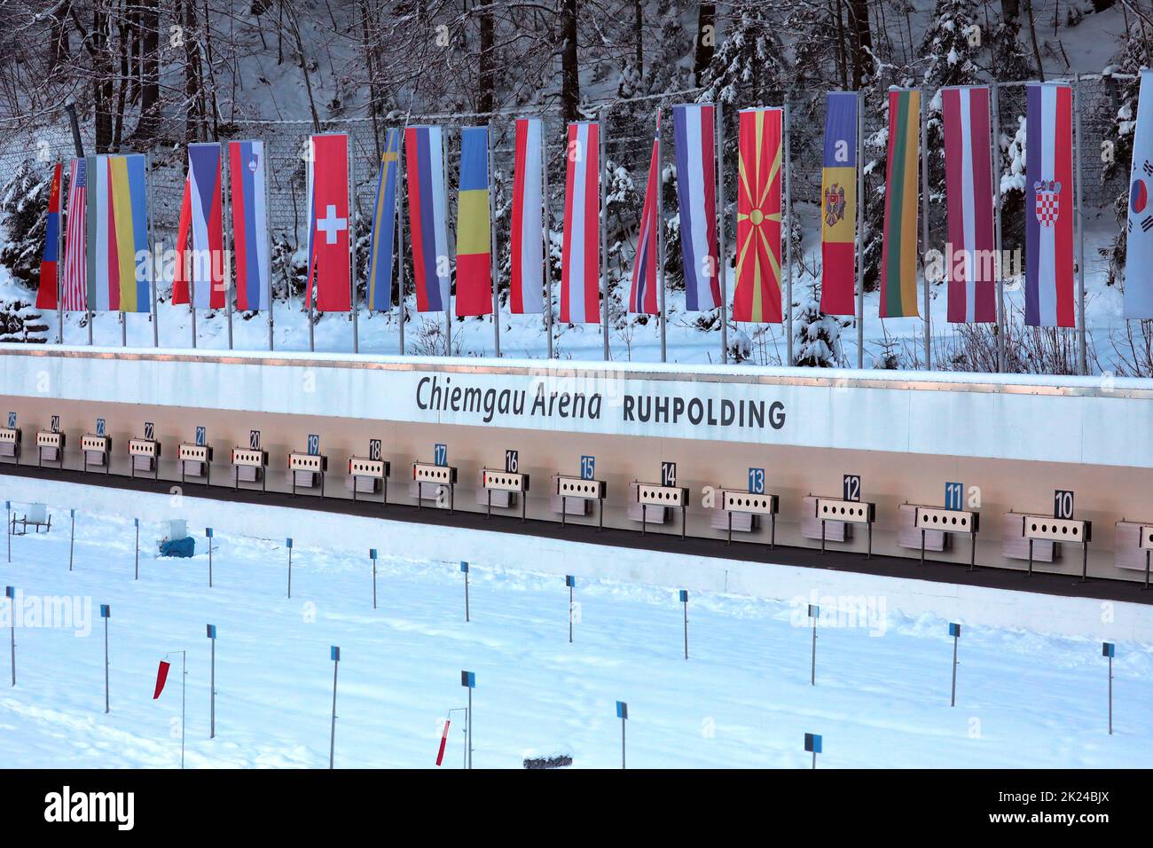 Flaggen hängen über dem Schießstand der Chiemgau Arena von Ruhpolding beim IBU Biathlon Weltcup Sprint Frauen Ruhpolding 2022 Stock Photo