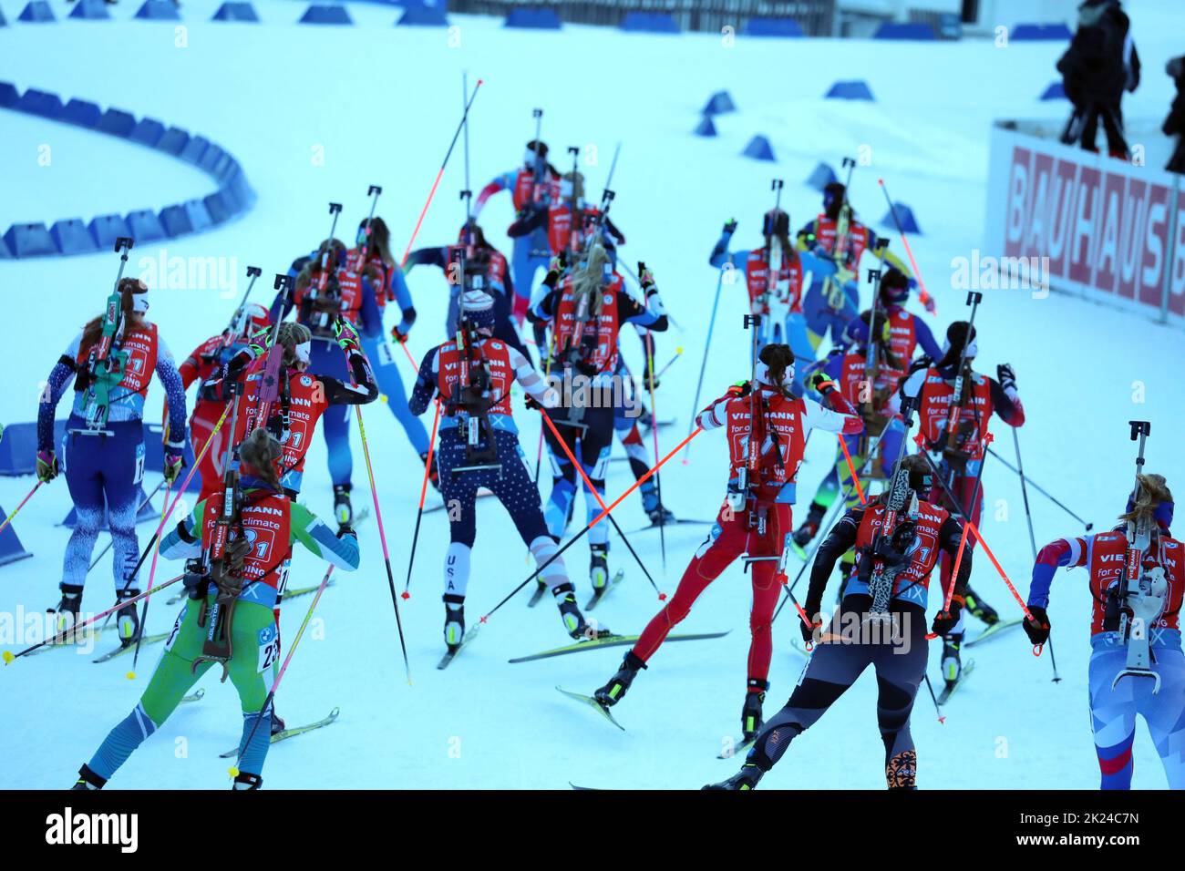 Im Massenstart werden die Läuferinnen ins Rennen geschickt - IBU Biathlon Weltcup Staffel Frauen 4 x 6 km Ruhpolding 2022 Stock Photo