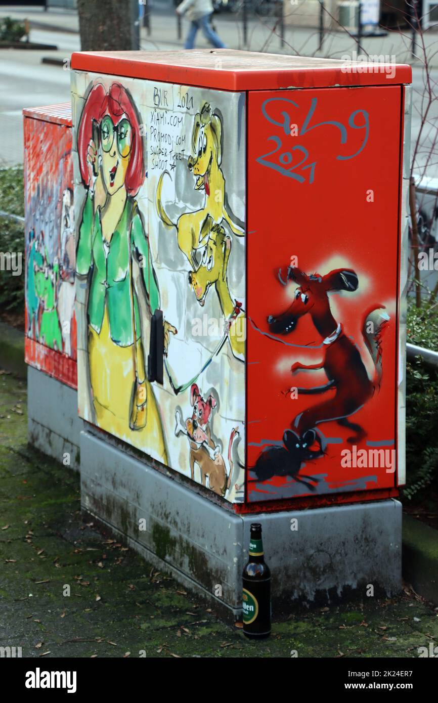 bunt bemalter Verteilerkasten verschönert das Stadtbild, Nordrhein-Westfalen, Deutschland, Köln-Rodenkirchen Stock Photo