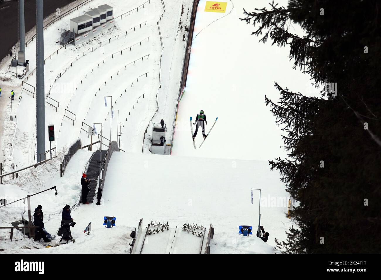 Vorbei an dunklen Schwarzwald-Tannen, auch der Weltcup 2022 musste im menschenleeren Skistadion von Neustadt ohne Skisprungfans ausgetragen werden - F Stock Photo