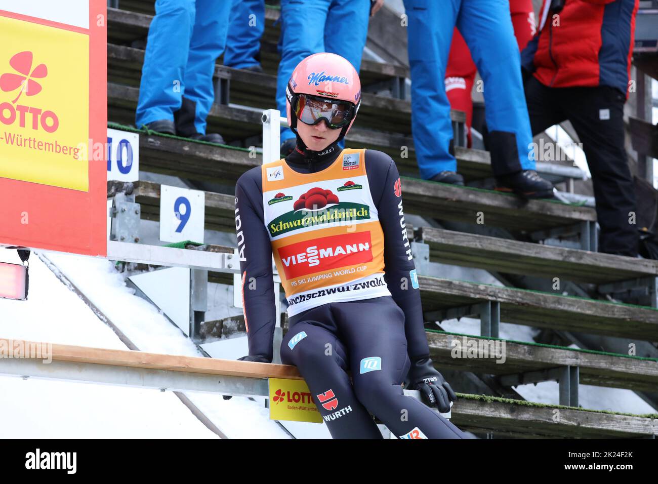 Karl Geiger (SC Oberstdorf) rutscht auf den Happlebalken beim FIS Weltcup Skispringen Titisee-Neustadt Einzel Stock Photo