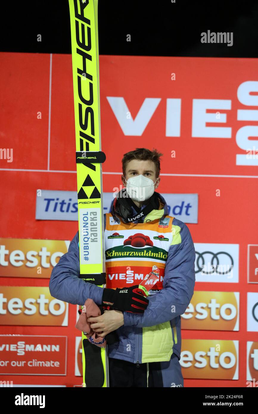Karl Geiger (SC Oberstdorf) bei der Nationalhymne während der Siegerehrung beim FIS Weltcup Skispringen Titisee-Neustadt Einzel Stock Photo