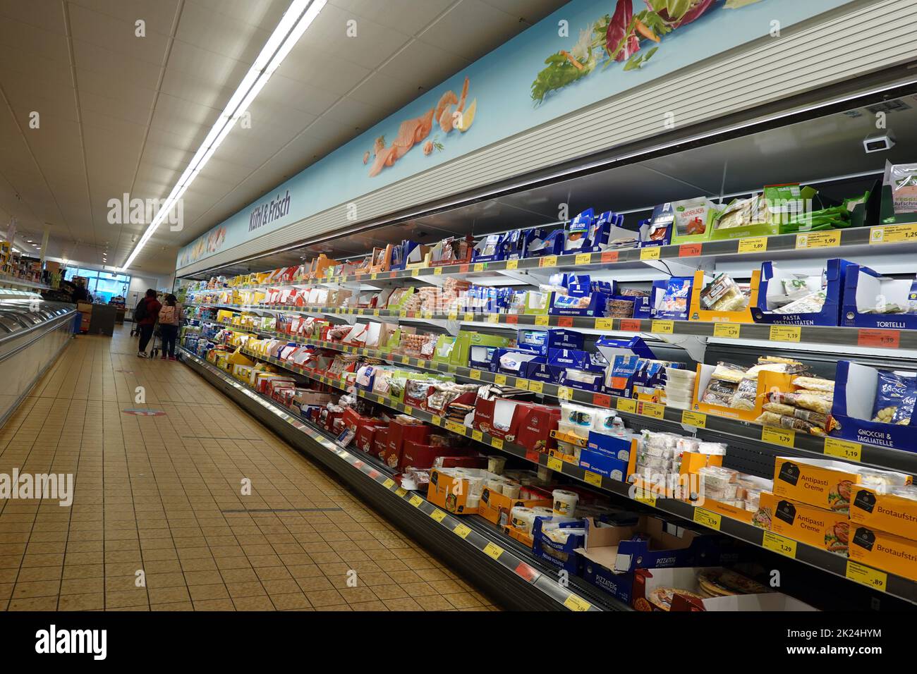 Kühltheke in einem Supermarkt - Symbolbild Stock Photo