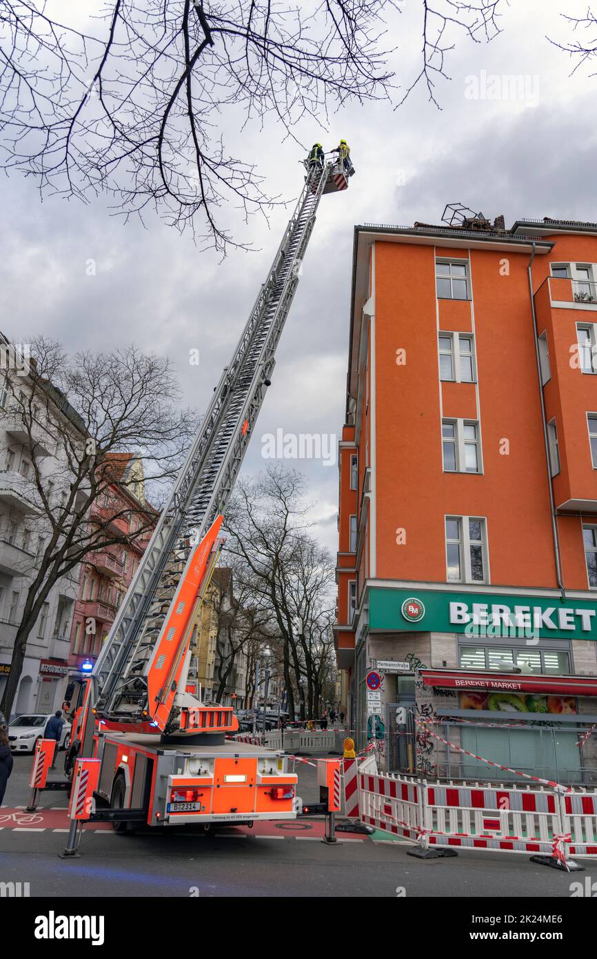 The hurricane 'Zeynep' developed tremendous forces and kept the Berlin fire brigade in suspense. In Berlin's Hermannstraße, several roofs damaged by t Stock Photo