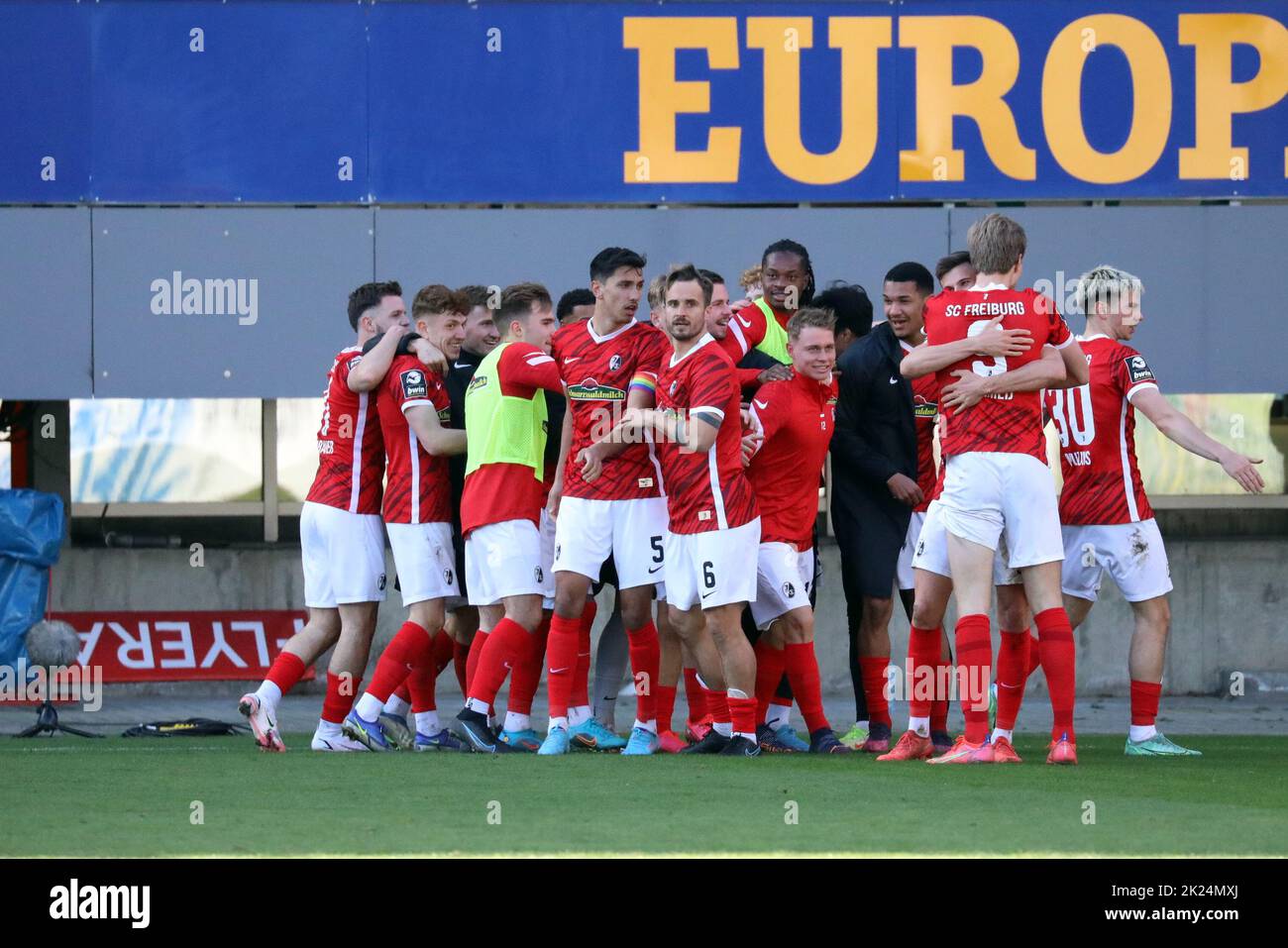 Jubel, Trubel, Heiterkeit: Die Spieler des SC Freiburg bejubeln den 2:0 Heimsieg gegen den SVS Meppen und bleiben auch im sechsten Spiel in Folge unge Stock Photo