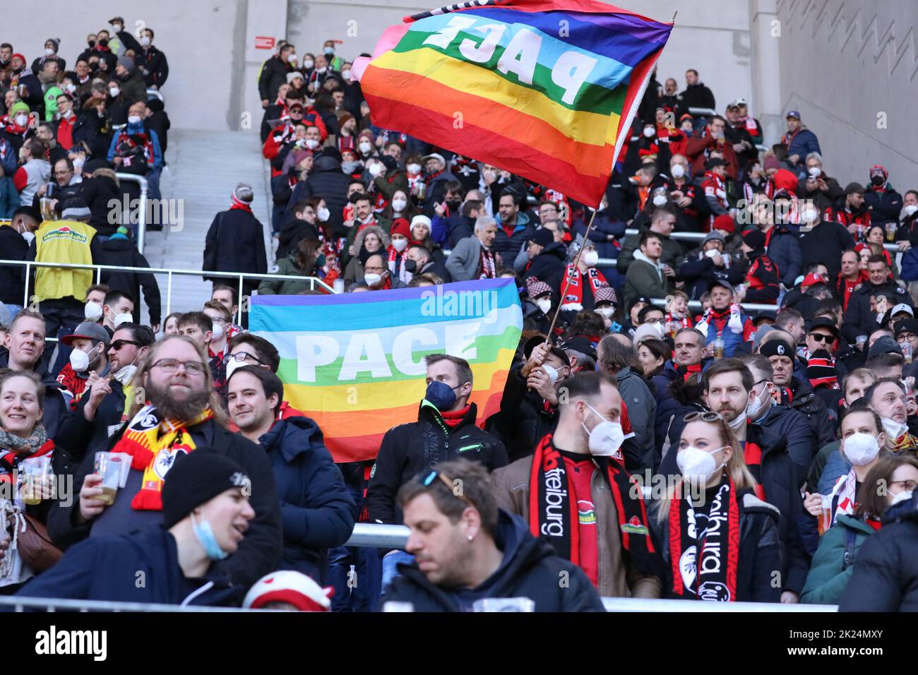 Die Fans schwenkene Flaggen 'Pace' für den Frieden zum Gedenken an den Angriff von Russland in der Ukraine beim Spiel der 1. FBL: 21-22: 24. Sptg. SC Stock Photo