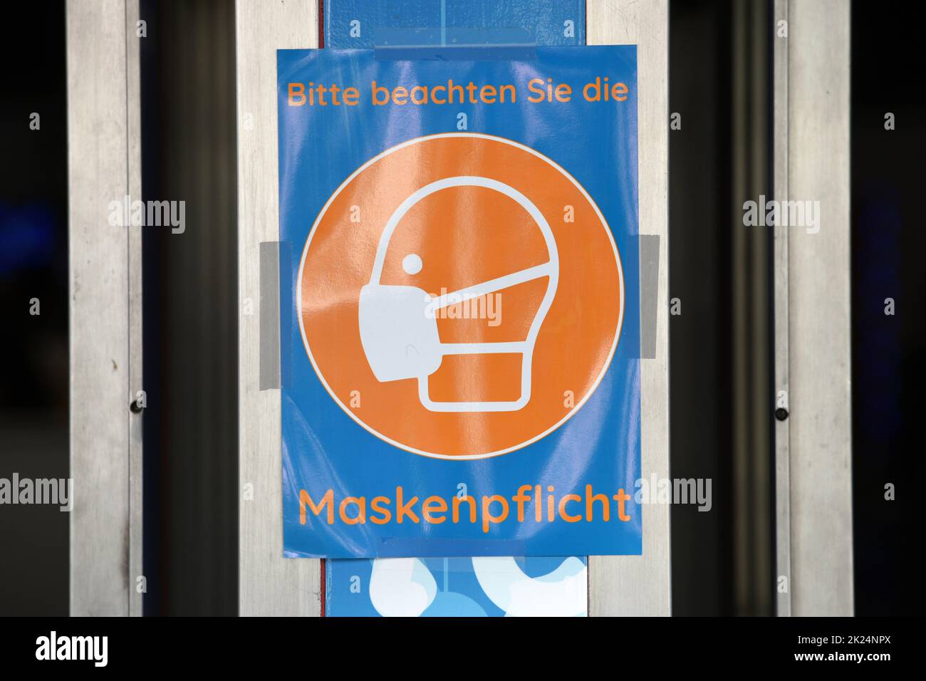 Schild Maskenpflicht in Wien, Österreich - Sign Mask requirement in Vienna, Austria Stock Photo