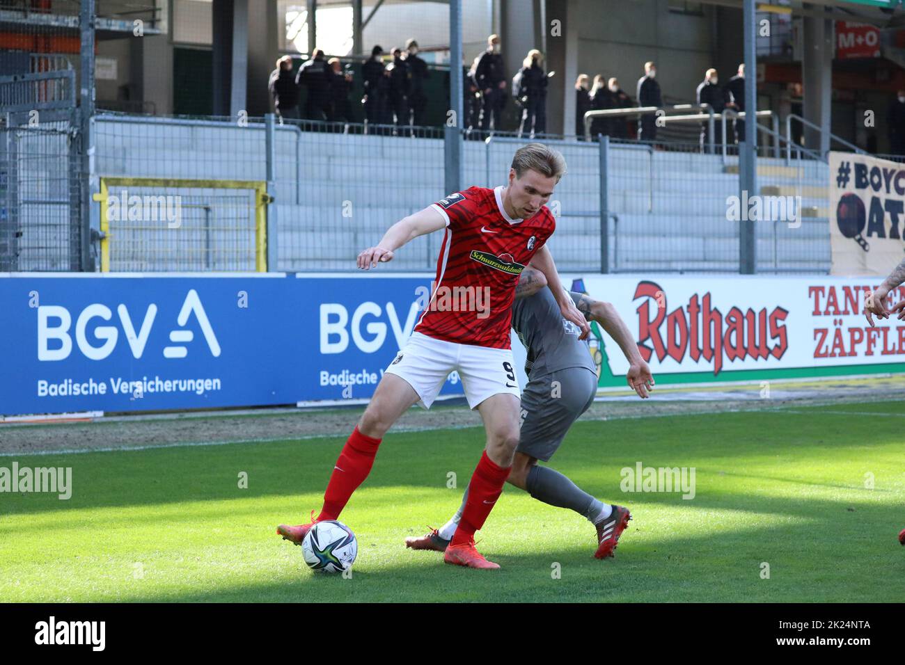 Geschickt schirmt Vermeij Vincent (SC Freiburg II U23) den Ball ab, Nils Butzen (FSV Zwickau) hat keine Chance zum Eingreifen im Spiel der 3. FBL: 21- Stock Photo