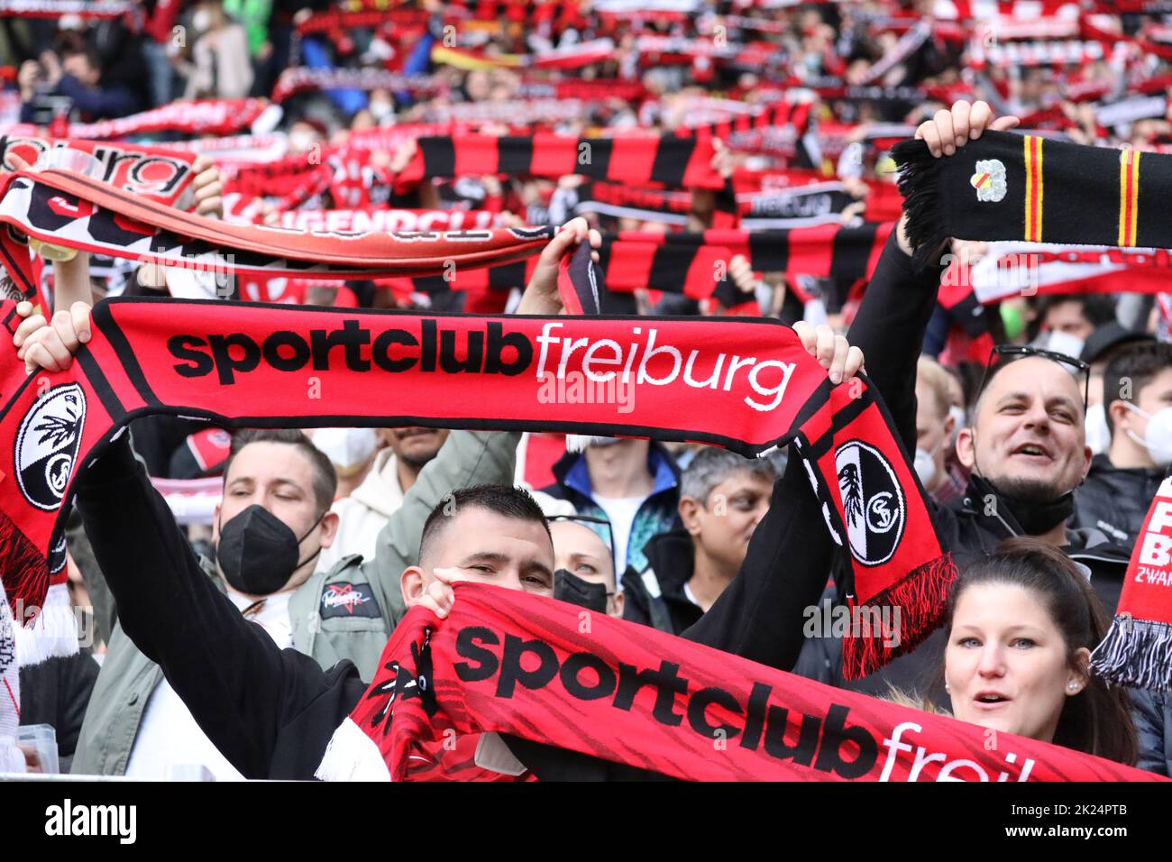 Die Freiburger Fans mit Fanschal präsentieren sich aktuell in Feierlaune ob der Erfolge des eigenen Teams beim Spiel der 1. FBL: 21-22: 26. Sptg. SC F Stock Photo