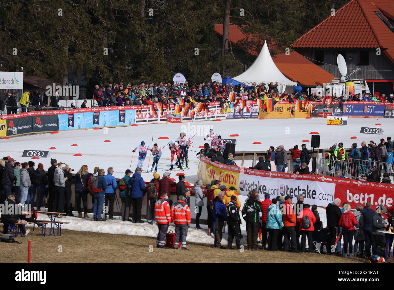 Zuschauerkulisse mit Athleten beim Weltcup im Skistadion Wittenbach von Schonach Nordische Kombination Weltcupfinale 2022 Stock Photo
