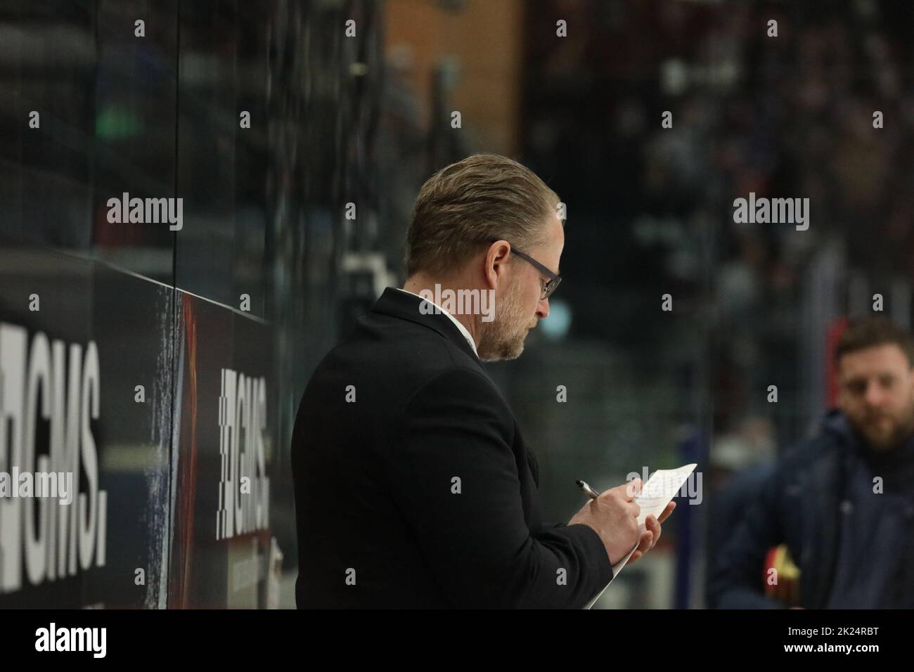 Cheftrainer /Sportdirektor Christof Kreutzer (Schwenningen Wild Wings) hatte einiges zu notieren beim Spiel der DEL, 43. Sptg.: SERC Wild Wings vs ERC Stock Photo