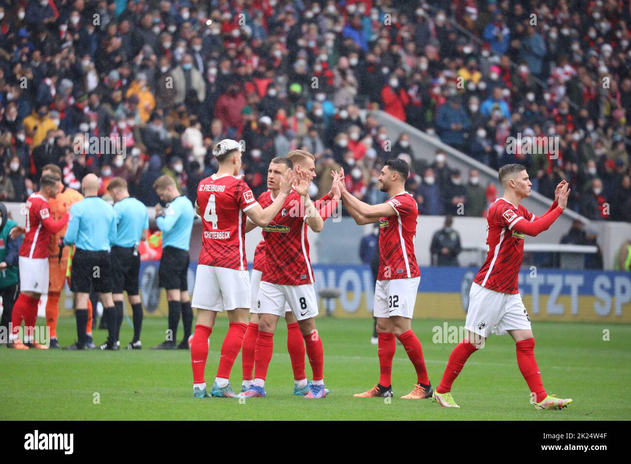 Teamgeist präsentieren die Spieler des SC Freiburg vor dem Anpfiff beim Spiel der 1. FBL: 21-22: 28. Sptg. SC Freiburg vs Bayern München   DFL REGULAT Stock Photo