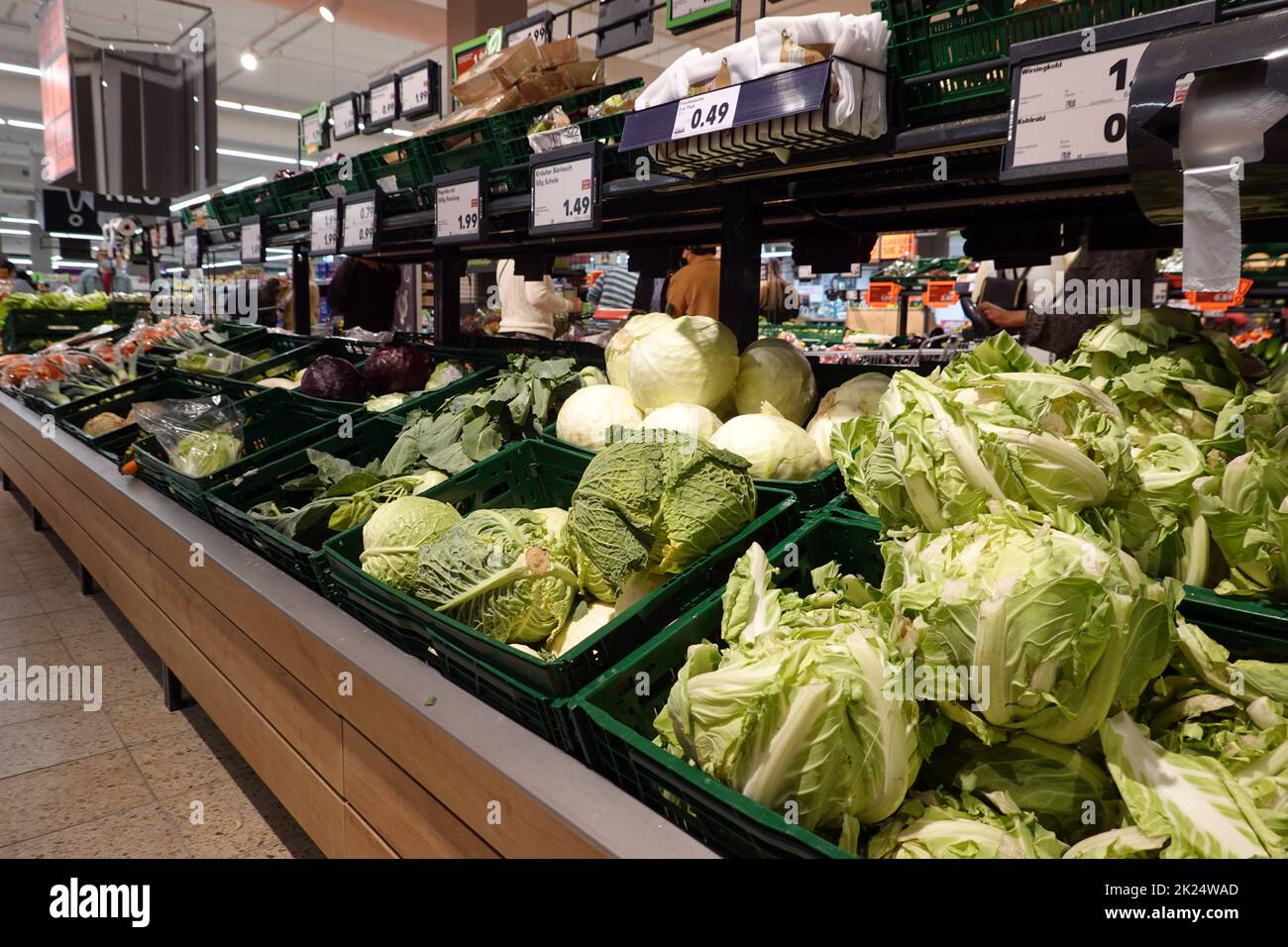grosse Auswahl an einem Obst-und Gemüsestand in einem Supermarkt Stock Photo