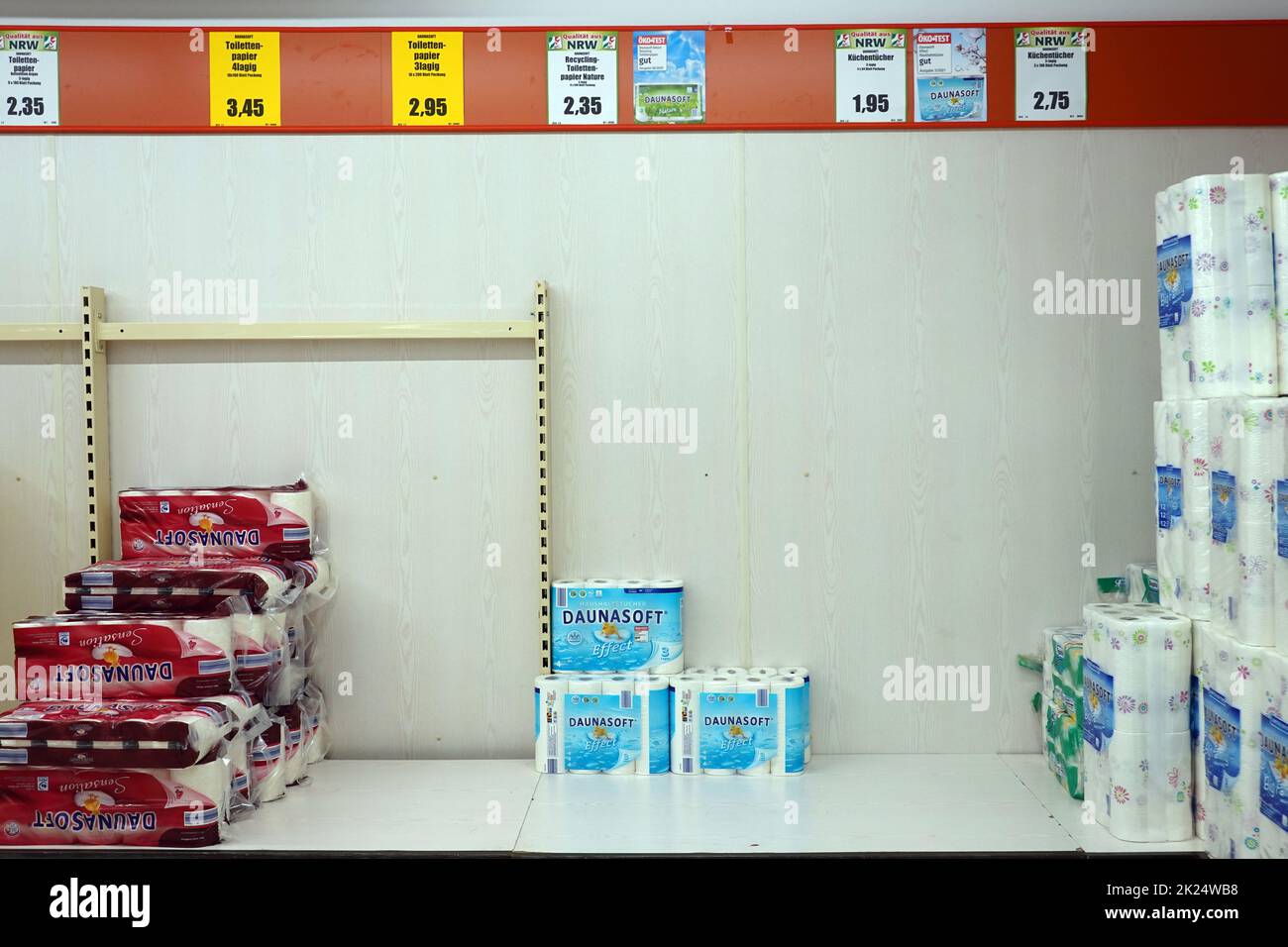 Hamsterkäufe im Supermarkt - Toilettenpapier wird Mangelware aus Angst vor Engpässen dur den Krieg zwischen Russland und der Ukraine , Nordrhein-Westf Stock Photo