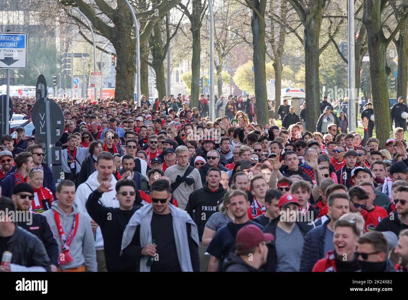 Dicht gedrängt pilgern die Freiburger Fans zum Volksparkstadion um ihre Mannschaft zu unterstützen Spiel um den DFB-Pokal 2021-22, HF: Hamburger SV vs Stock Photo