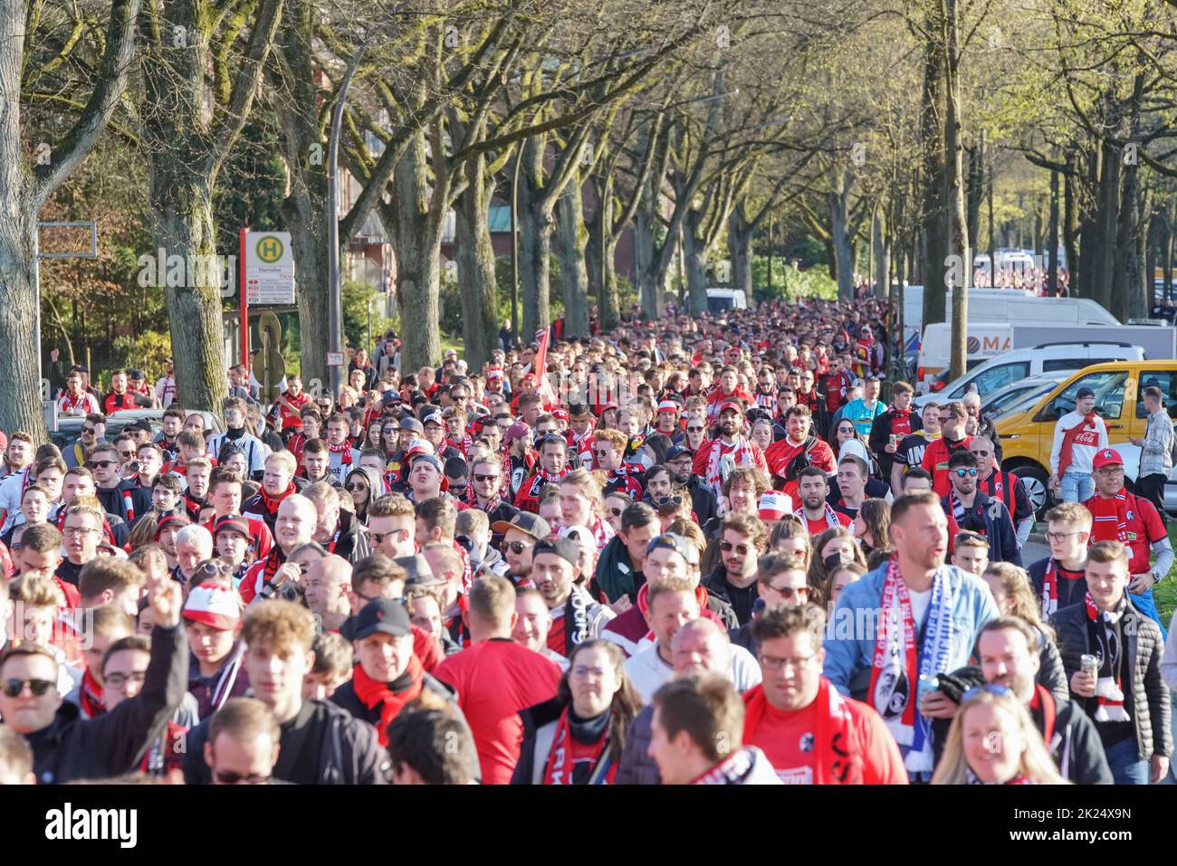 Dicht gedrängt pilgern die Freiburger Fans zum Volksparkstadion um ihre Mannschaft zu unterstützen Spiel um den DFB-Pokal 2021-22, HF: Hamburger SV vs Stock Photo