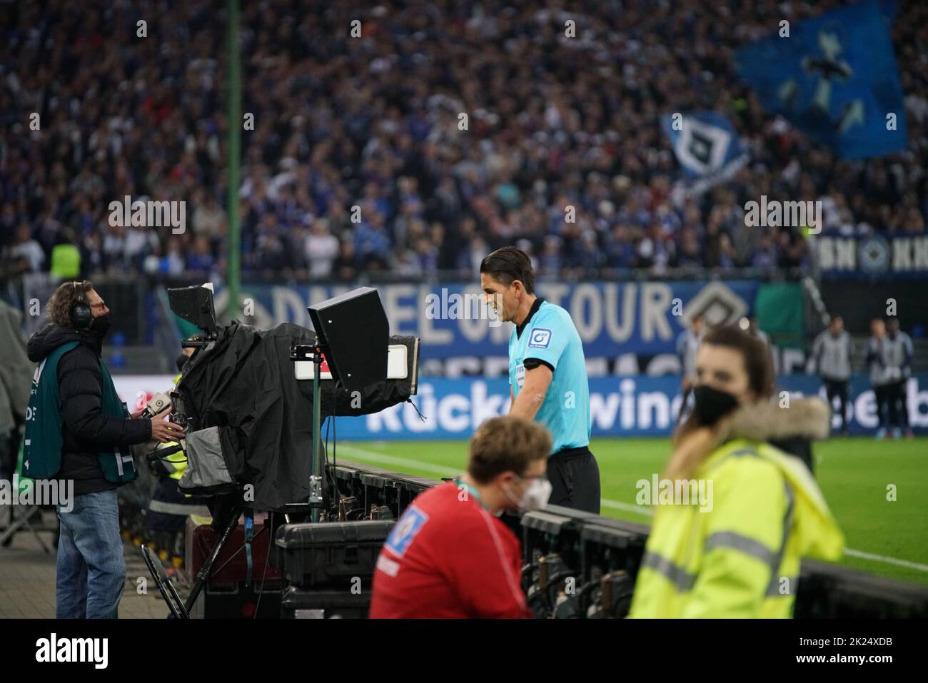 Schiedsrichter Deniz Aytekin am Video-Bildschirm beim Spiel um den DFB-Pokal 2021-22, HF: Hamburger SV vs SC Freiburg Stock Photo