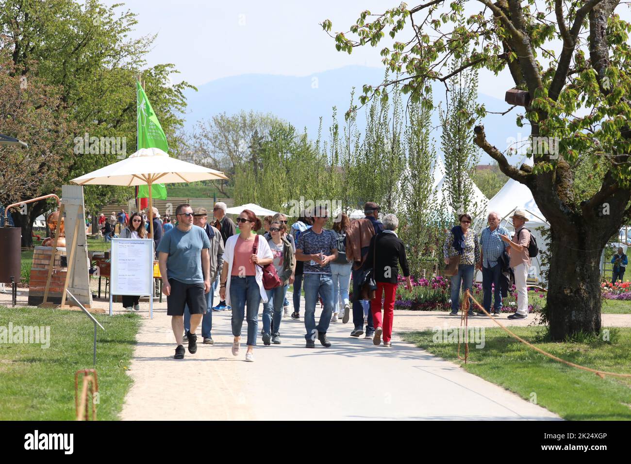 Bei herrlichem Frühlingswetter kamen bereits am Tag der Eröffnung zahlreiche Besucher auf die Landesgartenschau  In Neuenburg am Rhein (Landkreis Brei Stock Photo