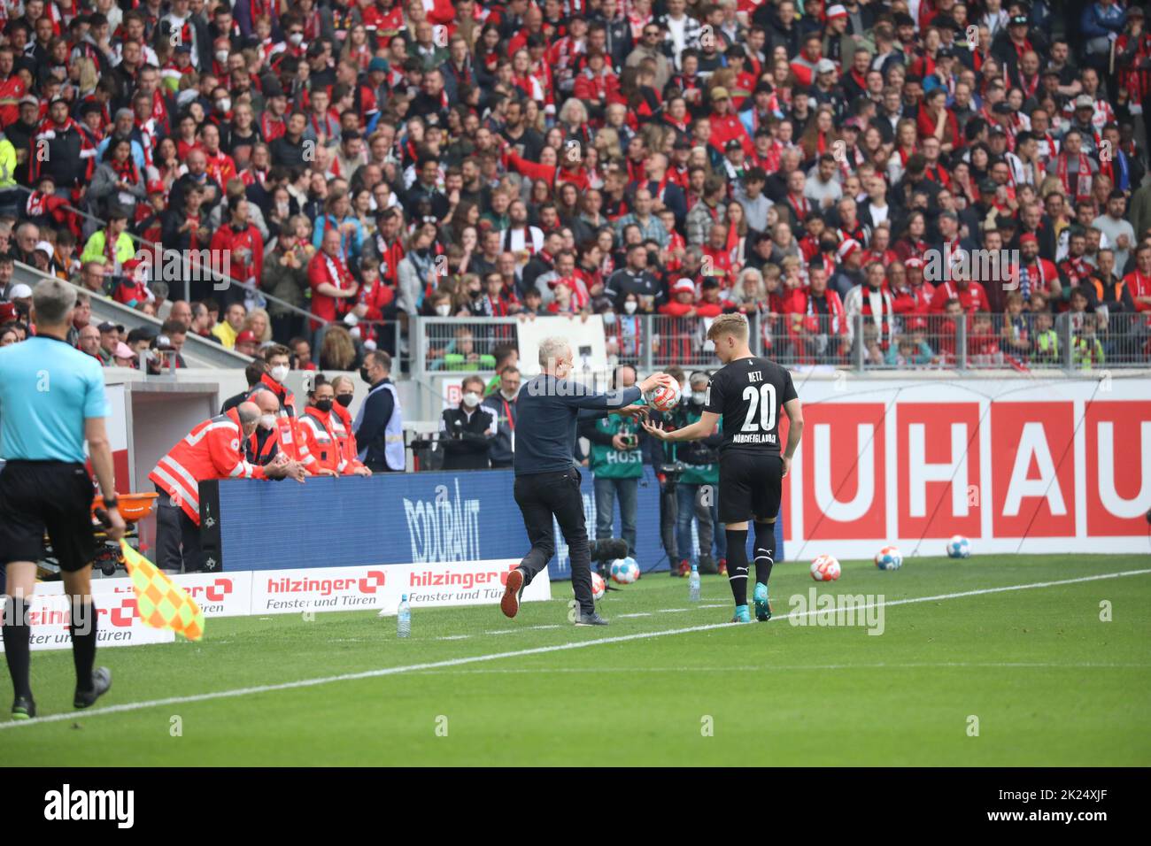Bei Trainer Christian Streich (Freiburg) muss es schnell gehen beim  Einwurf, er reicht Luca Netz (Borussia Mönchengladbach) den Spielball im  Match der Stock Photo - Alamy
