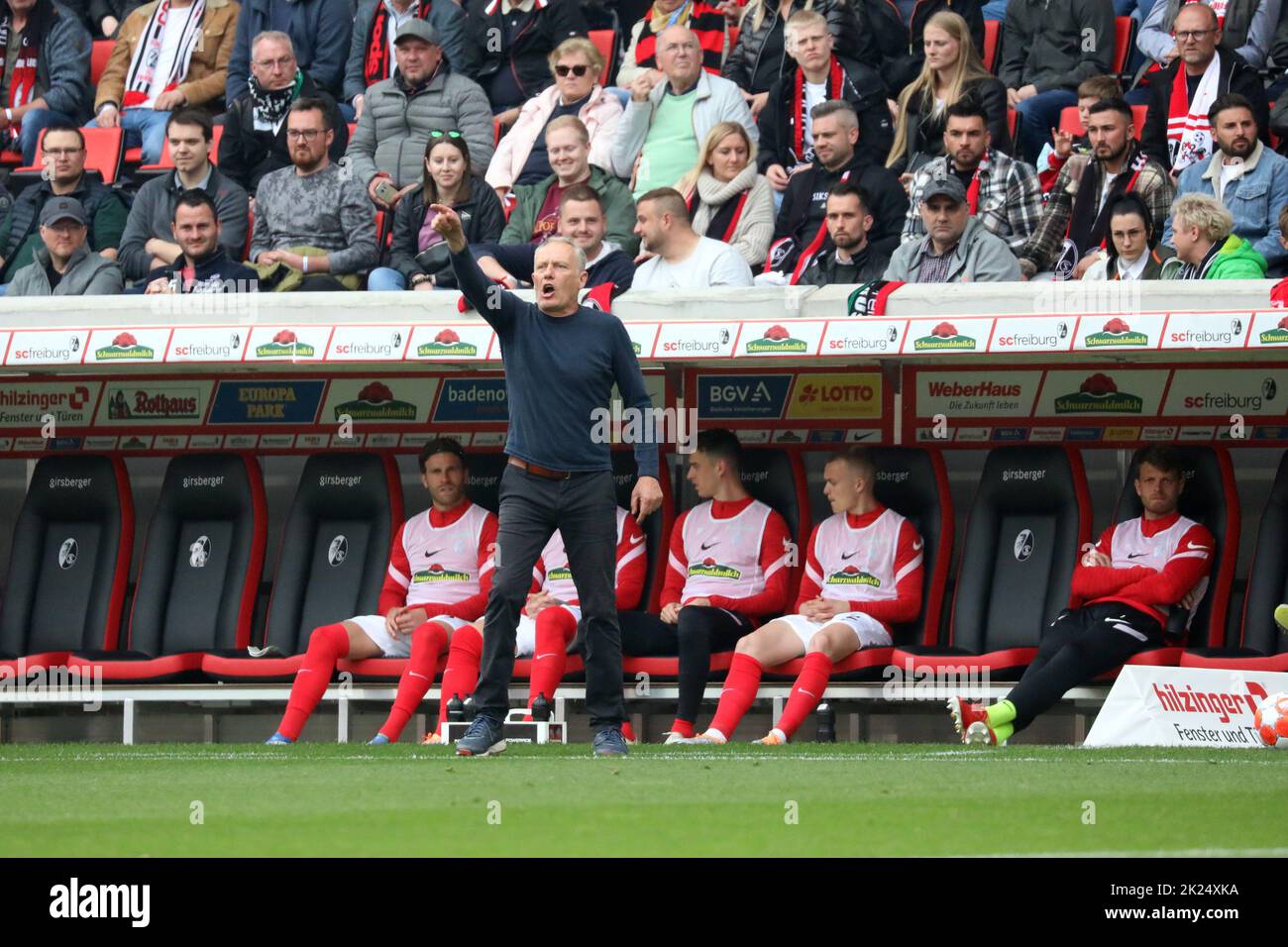 Energisch gibt Trainer Christian Streich (Freiburg) am Spielfeldrand Anweisungen im Spiel der 1. FBL: 21-22: 31. Sptg. SC Freiburg vs Borussia Mönchen Stock Photo