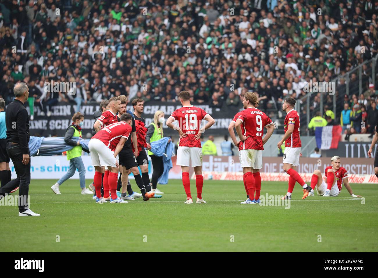 Enttäuschte Freiburger Spieler nach dem späten 3:3 Ausgleich von Gladbach im Spiel der 1. FBL: 21-22: 31. Sptg. SC Freiburg vs Borussia Mönchengladbac Stock Photo
