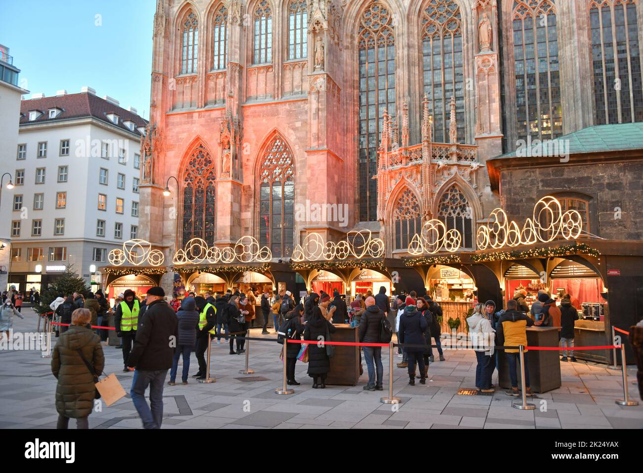 Wintermarkt Weihnachtsmarkt am Stephansplatz in Wien am Abend