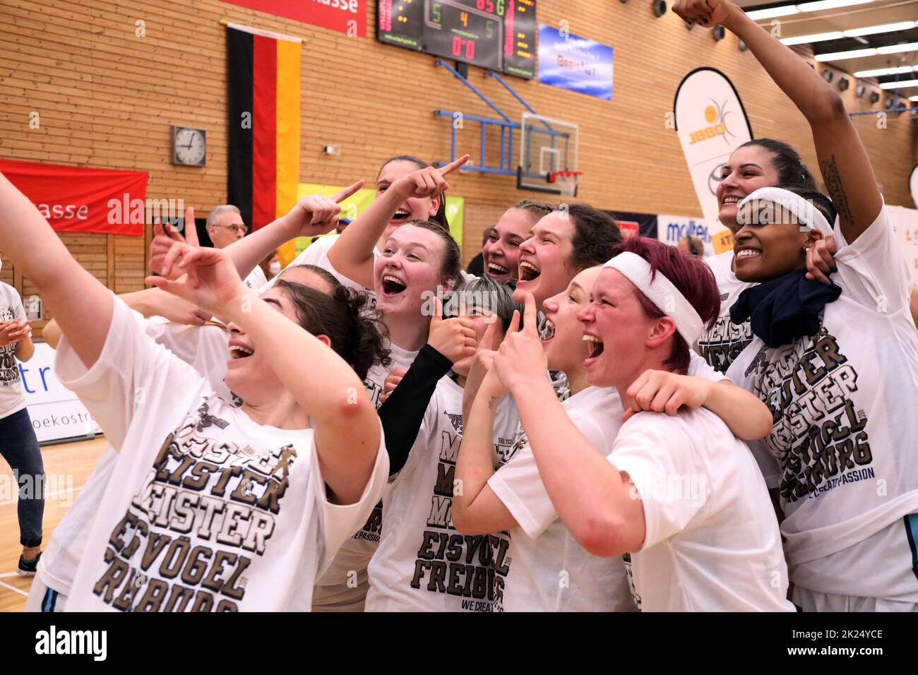 Jubel, Trubel, Heiterkeit - oder ein Bild für die Ewigkeit: Die Basketball-Damen der Eisvögel USC Freiburg bejubeln ihren gerade gewonnenen Deutschen Stock Photo