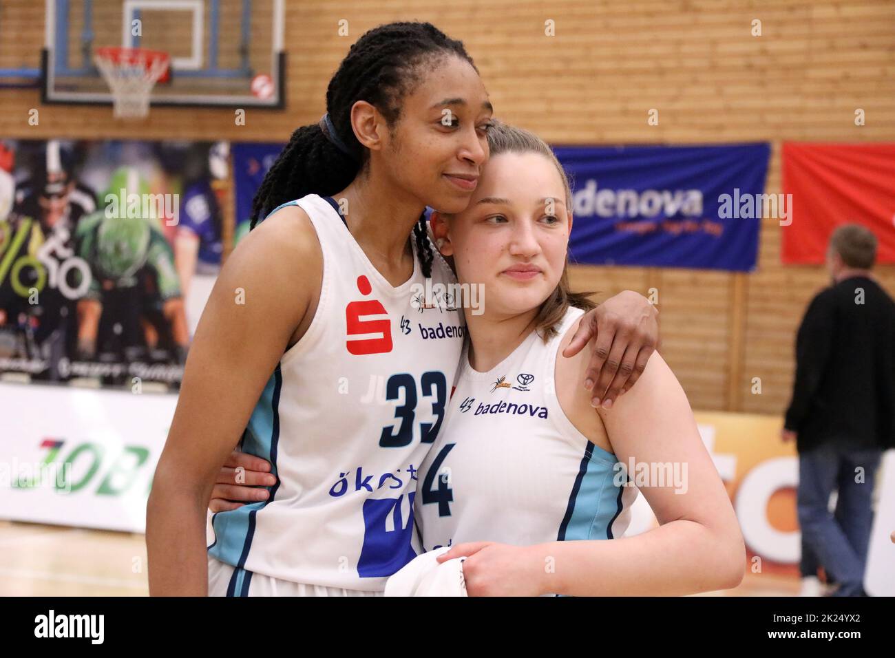 Sie genießen den Moment: Christa Reed (USC Eisvögel Freiburg) und Martha Pietsch (USC Eisvögel Freiburg) nach dem Gewinn des Meistertitels im Spiel de Stock Photo