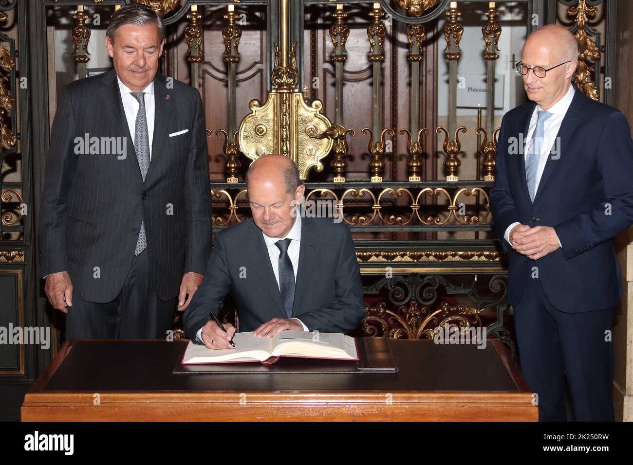 Michael Behrendt, Olaf Scholz, Peter Tschentscher, 100 Jahre Uebersee-Club, Rathaus Hamburg, 06.05.2022 Stock Photo