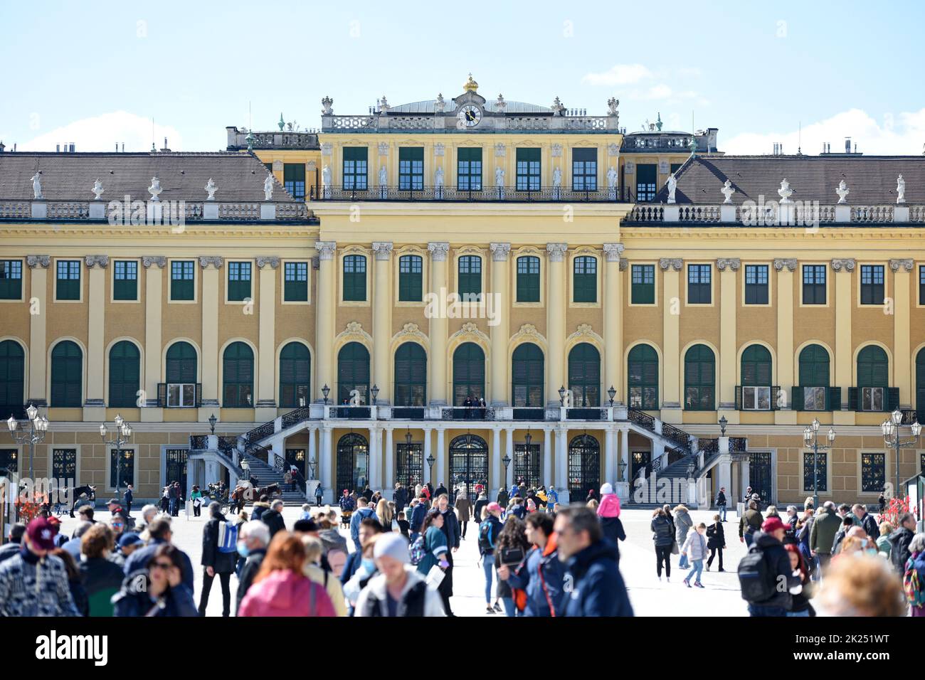 Viele Besucher beim weltberühmten Schloss Schönbrunn in Wien, Österreich - Many visitors and tourists at the world famous Schönbrunn Palace in Vienna, Stock Photo