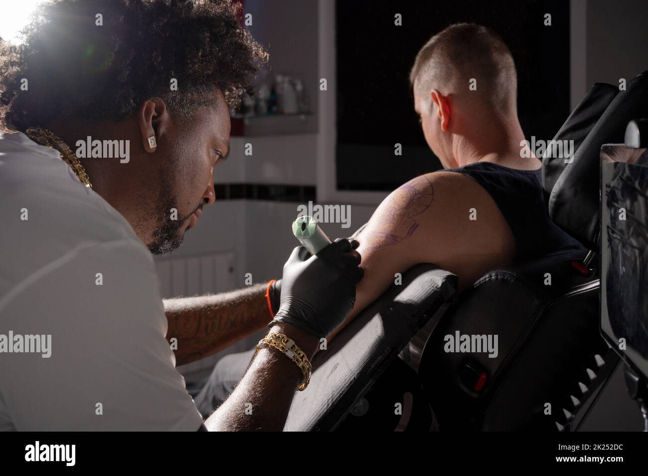 Artist tattooing african hi-res stock photography and images - Alamy