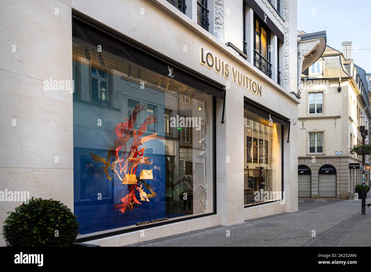 shop window of the well-known luxury brand Louis Vuitton of Florence in  Piazza degli Strozzi in december 2019, Italy foto de Stock