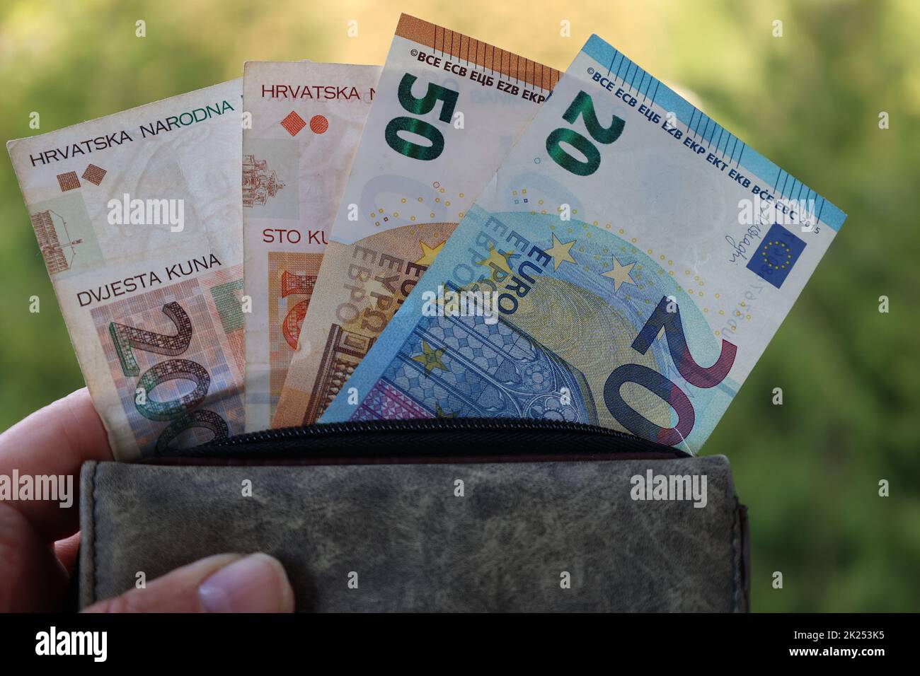 Zum 1. Januar 2023 darf Kroatien /Croatia den Euro als offizielle Währung einführen, der dann die Kuna als Landeswährung ablösen wird. Stock Photo
