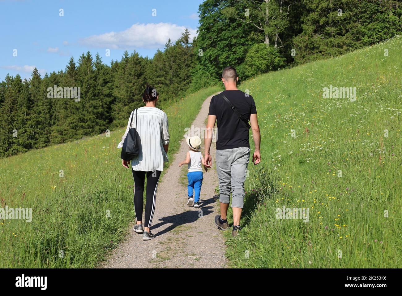 Eine junge Familie mit Kind genießt bei einem Spaziergang bei Hinterzarten (Landkreis Breisgau-Hochschwarzwald) die Schönheit der Natur und Schwarzwal Stock Photo