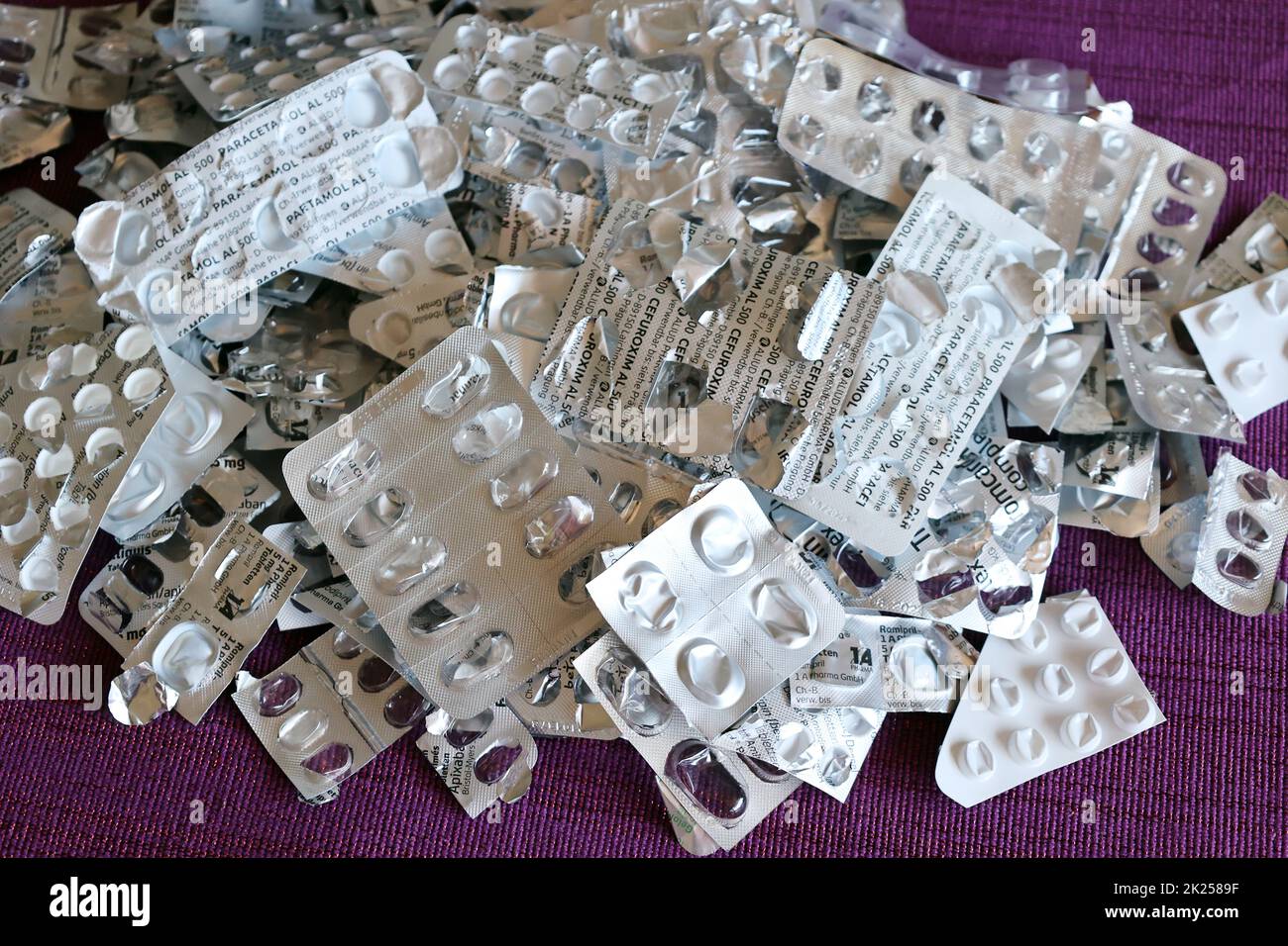 Medikamentenmißbrauch, Medikamentensucht uind Verpackungsmüll von Medizinprodukten Stock Photo