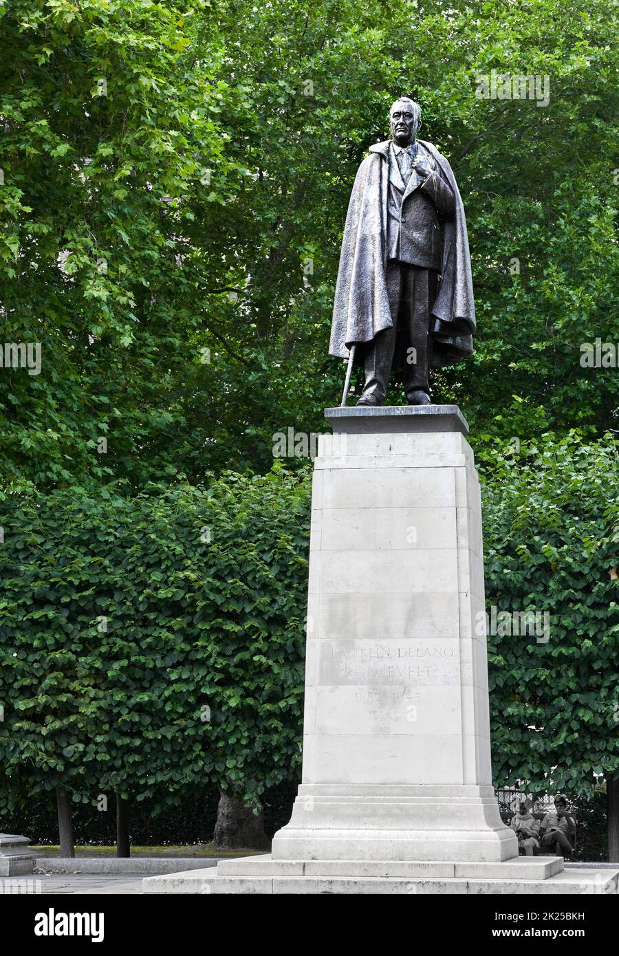 Memorial statue of Franklin D Roosevelt (former president of the USA), Grosvenor Square gardens, Mayfair, London, England. Stock Photo