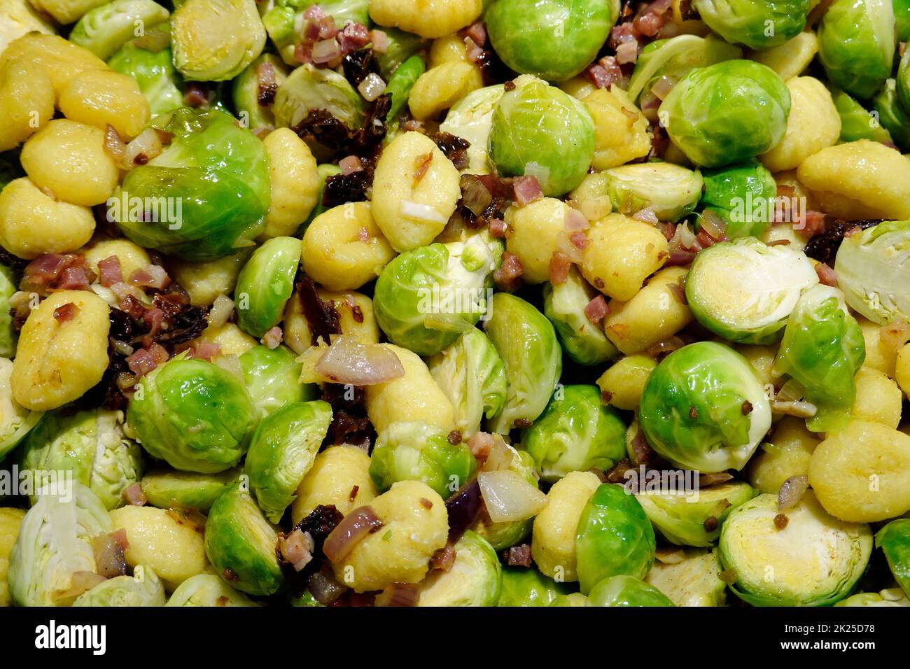 Rosenkohl (Brassica oleracea var. gemmifera) in einer Pfanne Stock Photo
