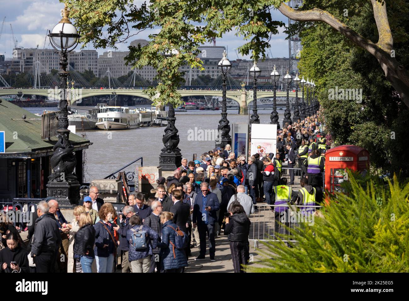 Royal mourners queue up to pay their respects and to visit the lying in state of Queen Elizabeth II, across Lambeth Bridge, Southbank, London, UK Stock Photo