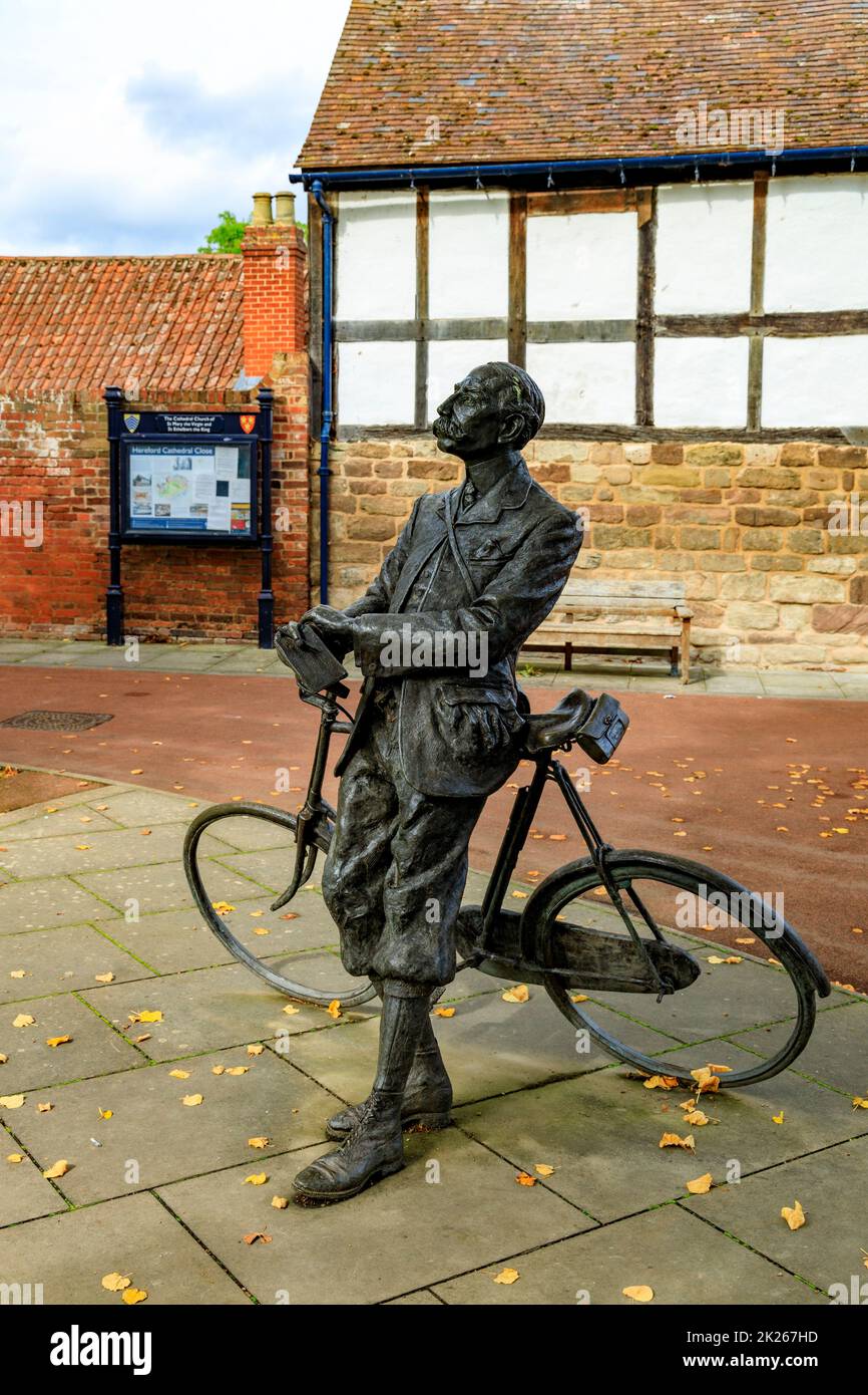 Bronze sculpture of Sir Edward Elgar with his bicycle by Jemma Pearson outside the cathedral in Hereford, Herefordshire, England, UK Stock Photo