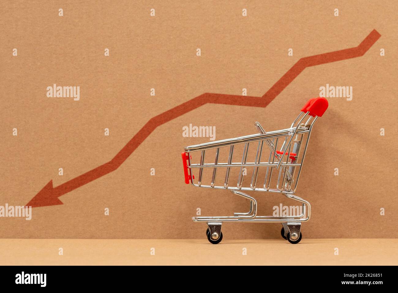 Empty grocery cart with the indicator of a falling economy Stock Photo
