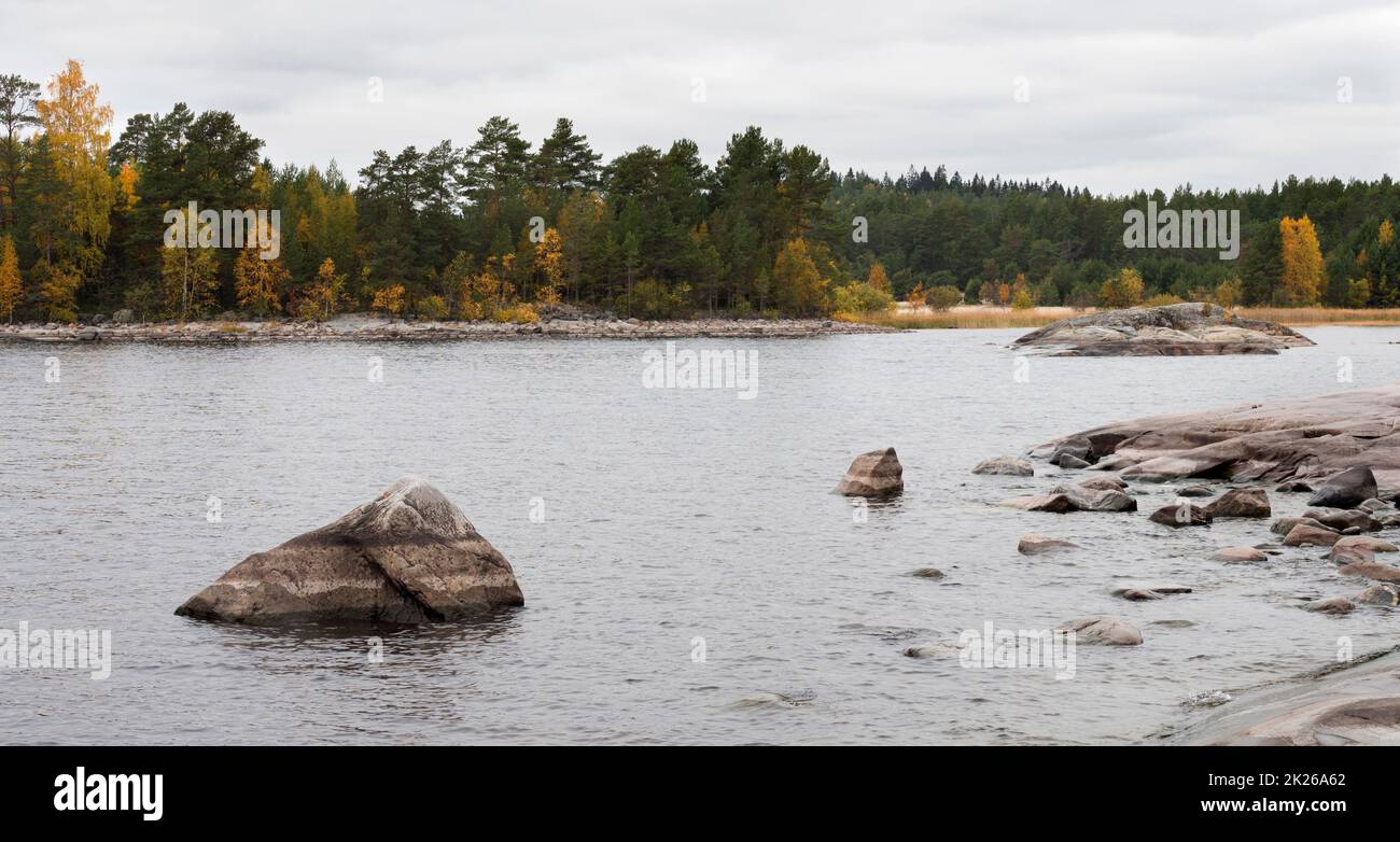 Lake shore rocks forest hi-res stock photography and images - Alamy