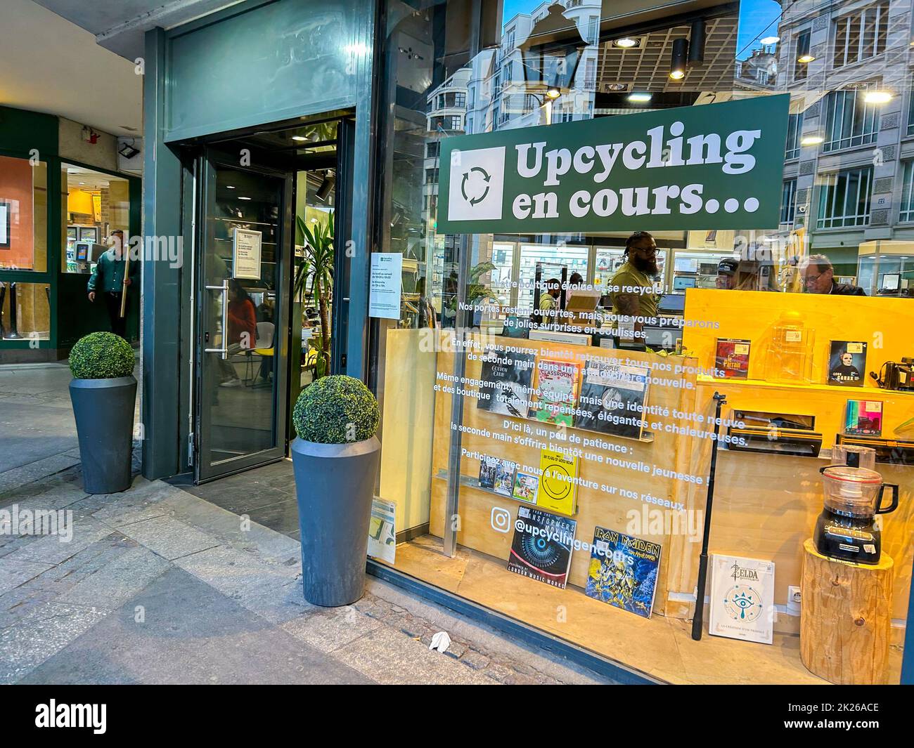 Paris, France, Shop Fronts, Recycling Consumer Goods Store in Beaubourg Neighborhood 'Upcycling en Cours...' Stock Photo