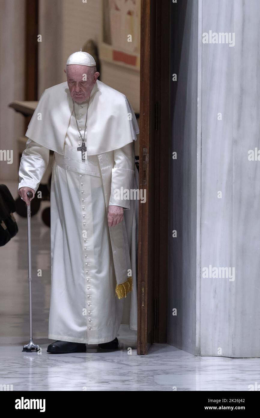 Vatican City, Vatican, 22 September 2022. Pope Francis arrives walking with his cane for the audience to the participants of the Deloitte Global meeting in The Paul VI Hall. Credit: Maria Grazia Picciarella/Alamy Live News Stock Photo