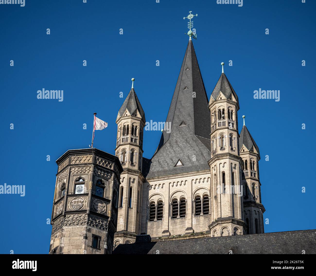 Great Saint Martin Church (Groß Sankt Martin), Cologne. (Ehemaliges Stapelhaus in the foreground) Stock Photo