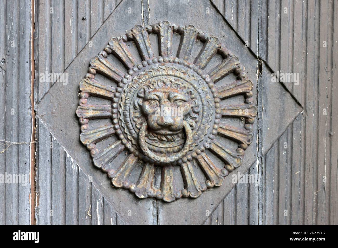 Antique door knocker Stock Photo - Alamy
