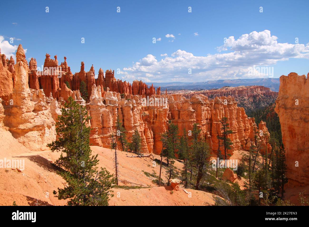 The descending gravel trail among the orange rock hoodoos of the Bryce Canyon National Park Stock Photo