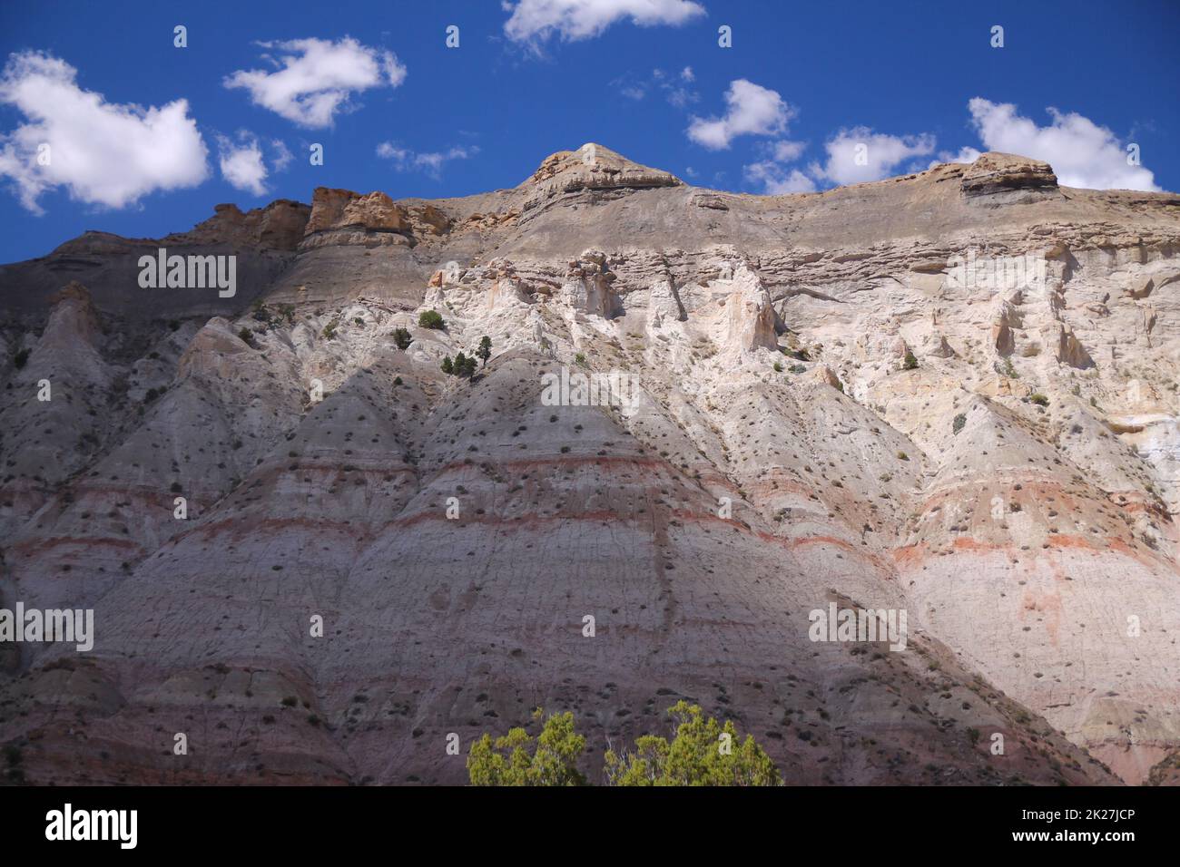 The white and pink rock walls with the blue sky of the Kodachrome Basin ...