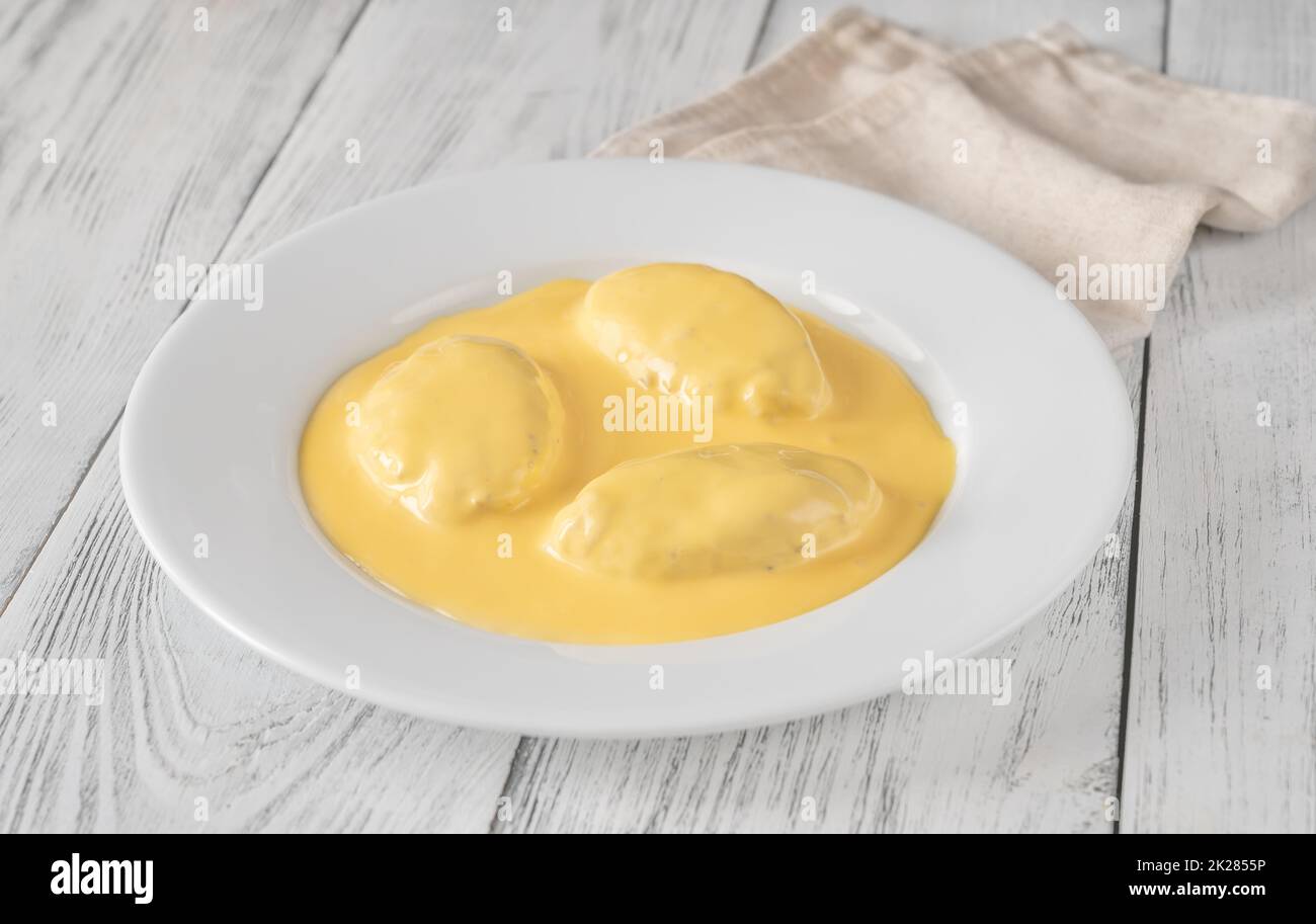 https://c8.alamy.com/comp/2K2855P/quenelle-with-hollandaise-sauce-2K2855P.jpg